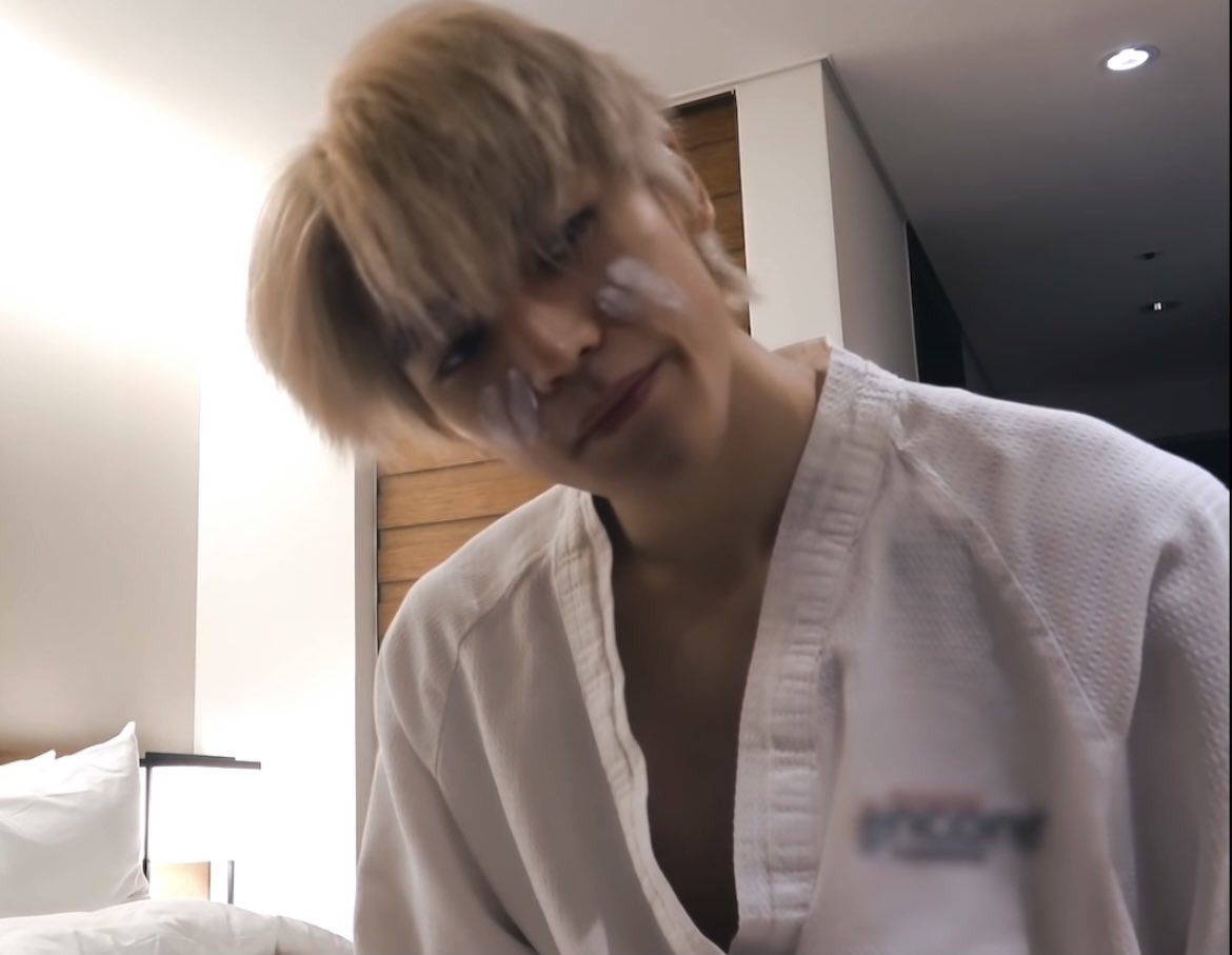 คือแค่ทาครีมมันต้องหล่อขนาดนี้เลยดิ