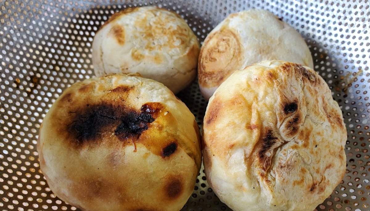 ニッポンごはん旅 On Twitter おやきの店 うしこし 長野県安曇野市 蒸していただくおやきとは一味違った味わいの 石焼きおやき がいただけるお店 大人の握り拳ほどの大きさで 食べごたえ抜群 具材は全9種類 これは迷う 激辛 黒糖 チーズ 野菜