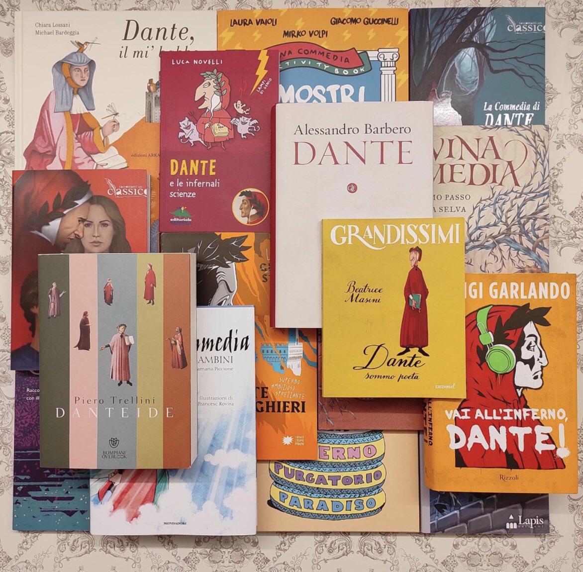 Raccontare ai bambini la vita di Dante. La libreria La Casa sull’albero di Arezzo nel settecentenario della morte del poeta sta popolando gli scaffali di albi, romanzi, fumetti sulla vita e l’opera del #sommoPoeta. Splendida iniziativa.
#Dantedi #25marzo