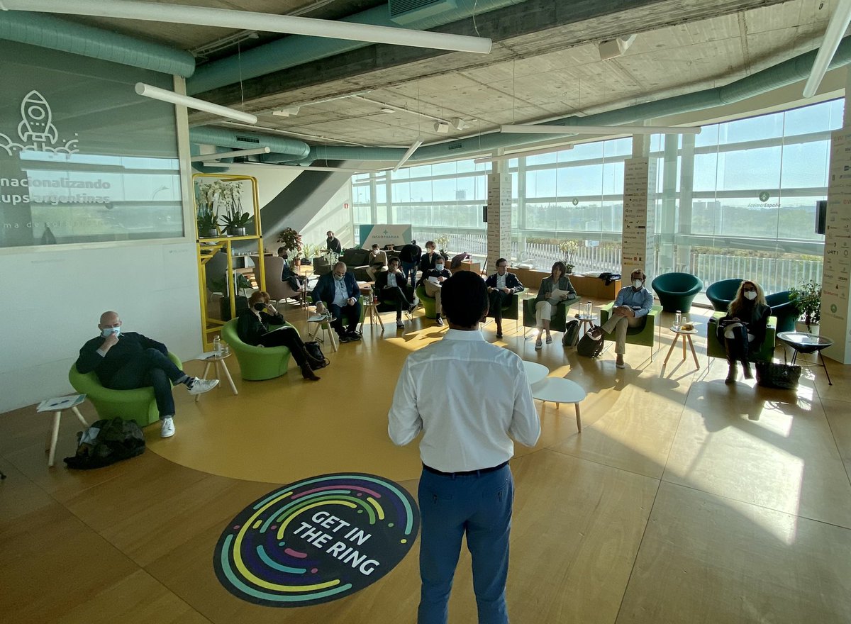 Ha llegado a nuestro escenario de #AcelerarEspaña <a href="/ssaravia04/">Sergio Saravia</a> el founder y CEO de <a href="/RemiteeLatino/">Remitee</a> para facilitar la vida de inmigrantes! Vio una oportunidad de negocio basada en solucionar un problema!👏🏼