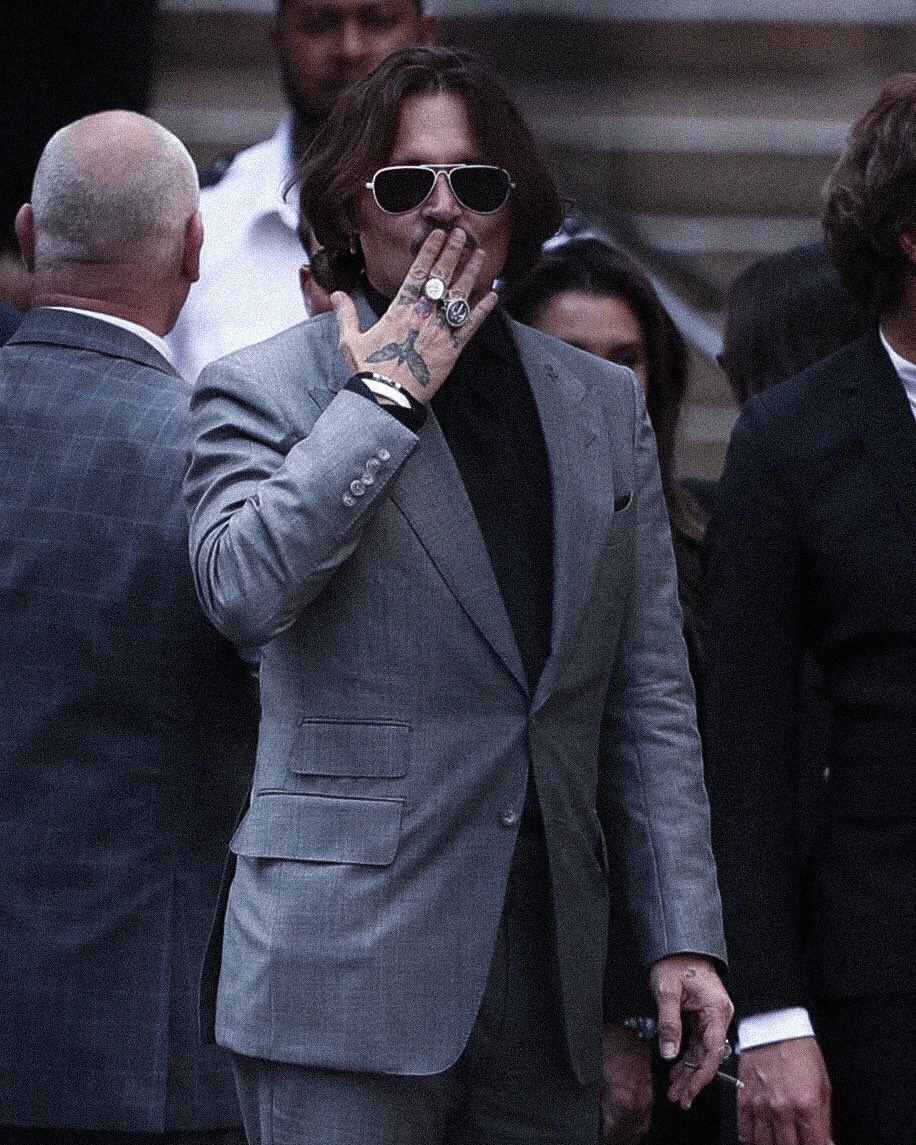 Johnny Depp is going to conquer the castle, sending all the positive energy his way, he deserves justice, hope the system won't fail him today.  #JusticeForJohnnyDepp