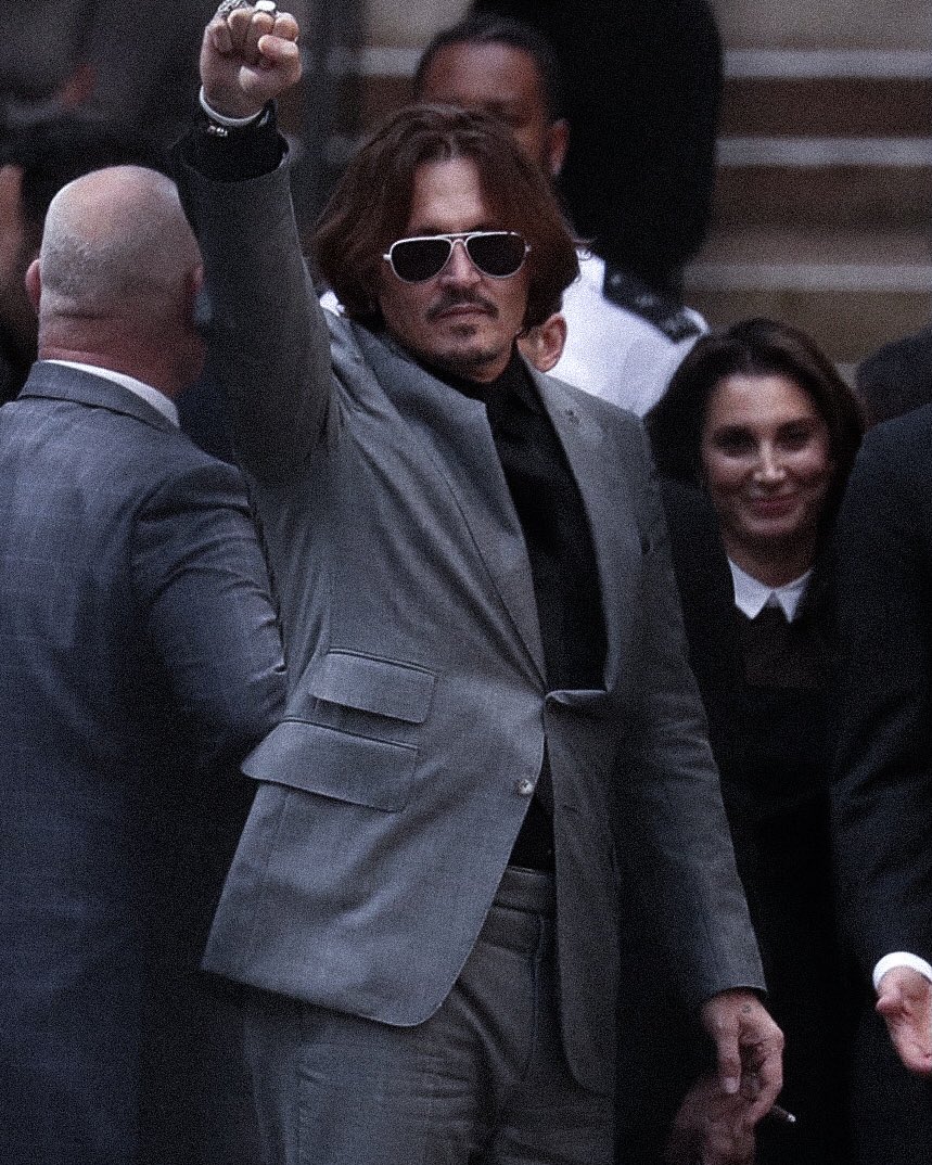 deppsamarrx's tweet photo. Johnny Depp is going to conquer the castle, sending all the positive energy his way, he deserves justice, hope the system won't fail him today.  #JusticeForJohnnyDepp https://t.co/SmJriaGi9x