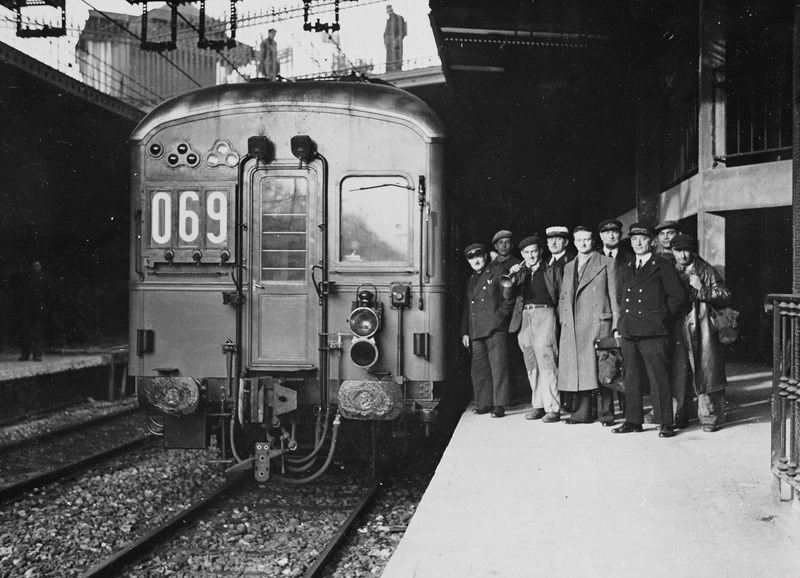 RERB's tweet photo. [#Jeudiphoto📸]▶️ Ouverte en 1893, la gare actuelle de Robinson a connu bien des évolutions ! Terminus depuis toujours, elle accueille ses 1eres motrices électriques dans les années 30 (ici le tout 1er train électrifié au départ de Denfert en 1937, et la gare en 1938) ©RATP [1/4] https://t.co/sOs1pll0Jr