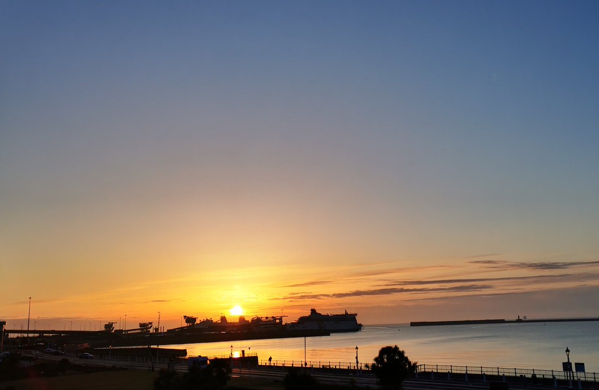 DavidRoberts77's tweet photo. It's Thursday. Enjoy
#myview #myseaview #Dover sunrise https://t.co/DB1wIB16ud
