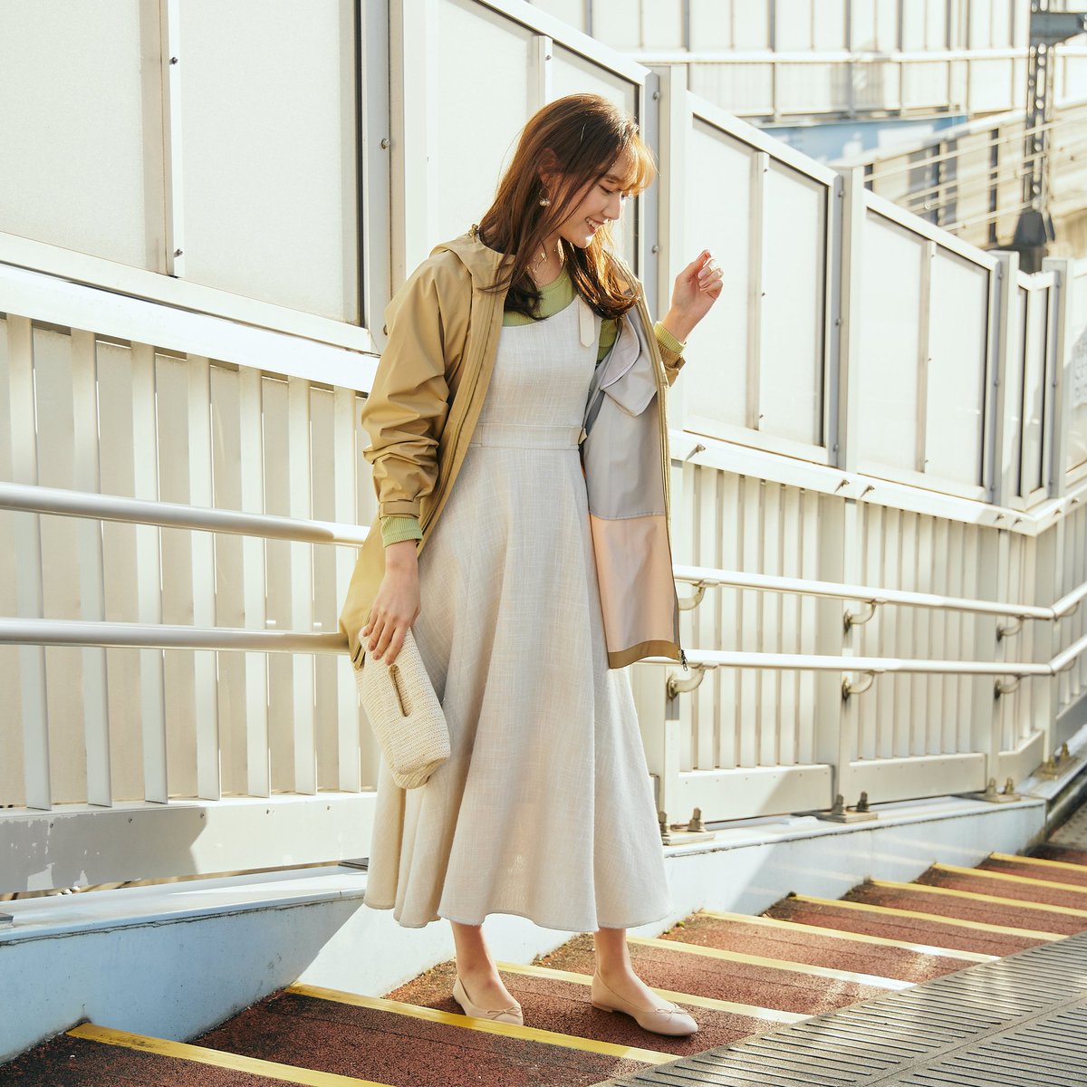 公式 ワークマン女子 ワークマンプラス Workman レディース高撥水フーデッドロングレインが防水性を強化して新登場 2900円でフード付き ジップ付きのポケットもあるのでさっと羽織って雨の日のお出かけに便利 ワークマンシューズ ワークマン