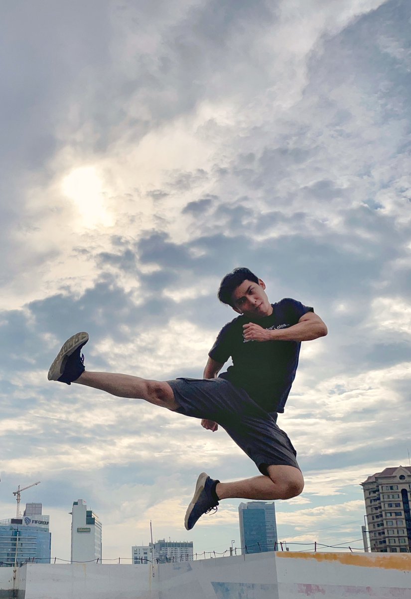 dari SMP kelas 1 ikut taekwondo, kuliah ikut parkour, sekarang nekunin komedi, bismillah meneruskan jejak yang mulia Stephen Chow.