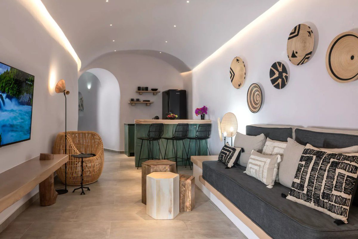 here_greece's tweet photo. Athermi Suites Santorini
فيلا كهفيه

 #اليونان 🌋
#سانتوريني https://t.co/URfD7q1wXS