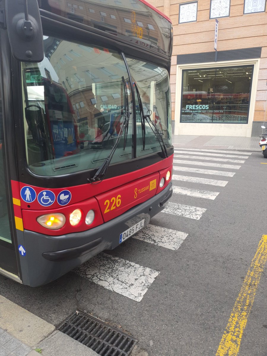transpedales's tweet photo. Esto es lo que hacen los conductores de tussan https://t.co/KADM96q8hL