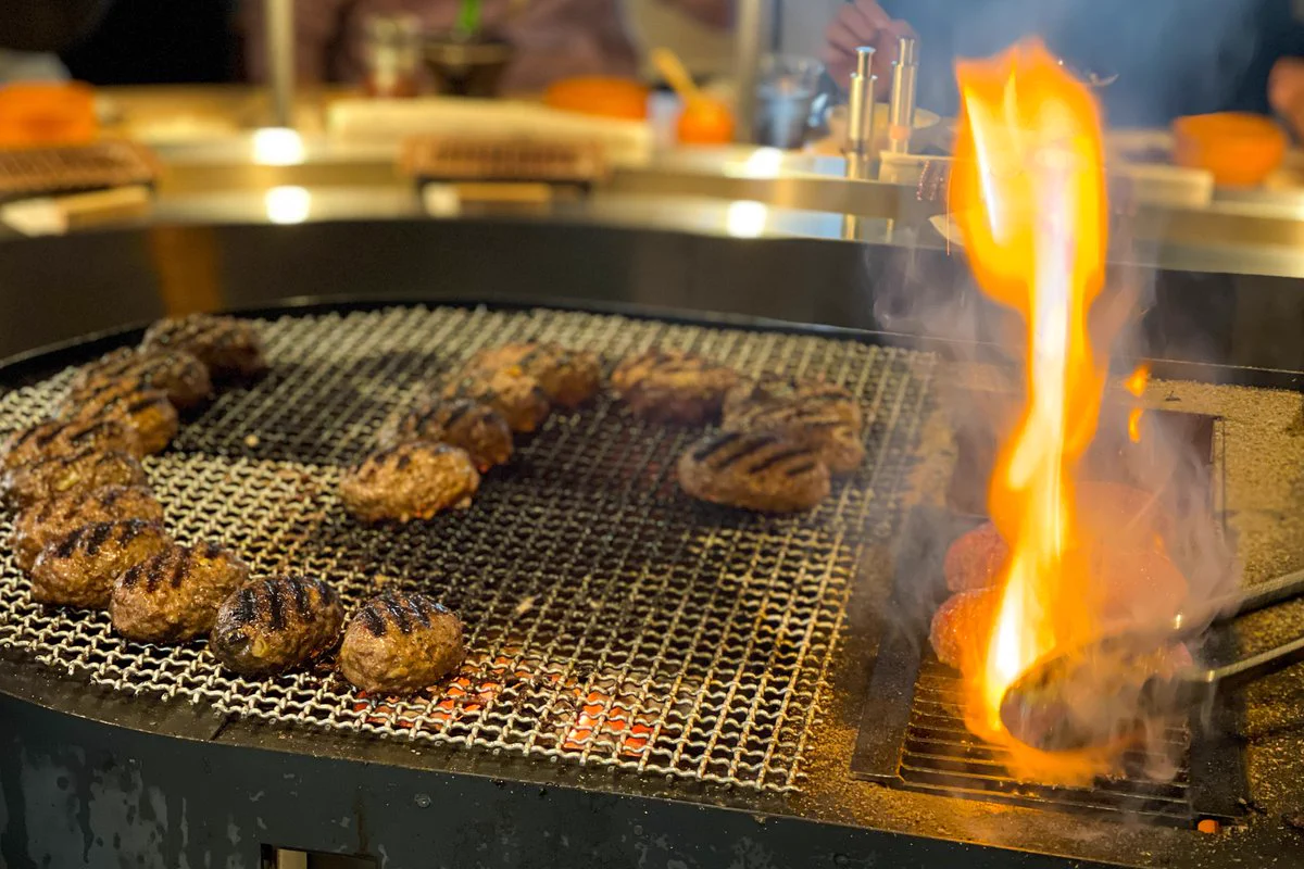 炭火焼きハンバーグと炊き立てご飯を食べたいならここ！渋谷駅から徒歩5分の「挽肉と米」