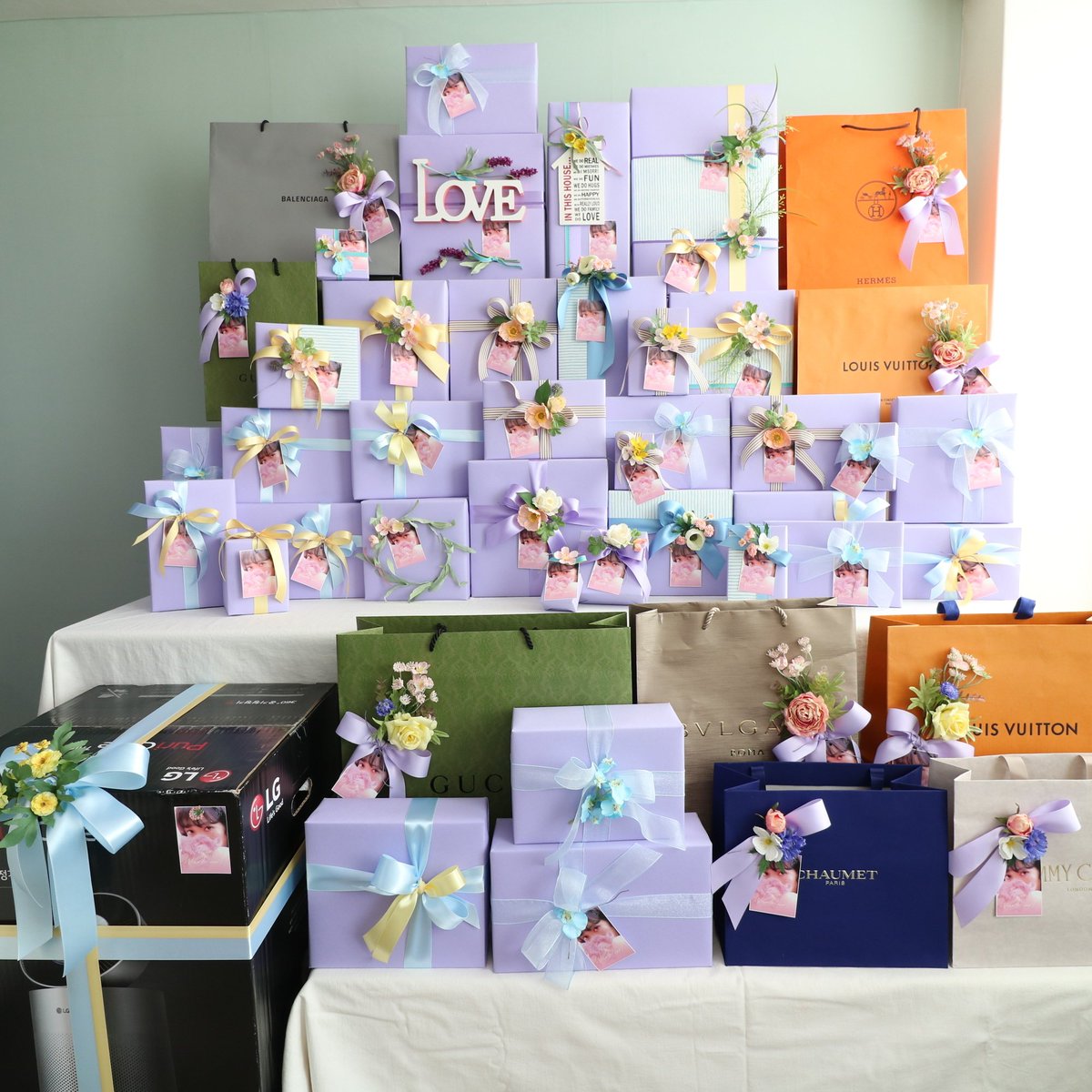 antoientwork's tweet photo. นี่เป็นของขวัญบางส่วนจากลิซ่าบาร์หรอแรงมากก แม้จะมีโซโล่ลูกรออยู่แม่ก็ไม่หวั่นรวยมากขอกราบแทบเท้า
Say Thank you @LISABar_CN
#LISA #LALISA #리사 #LISABAR @BLACKPINK https://t.co/DN7cdDDX0E