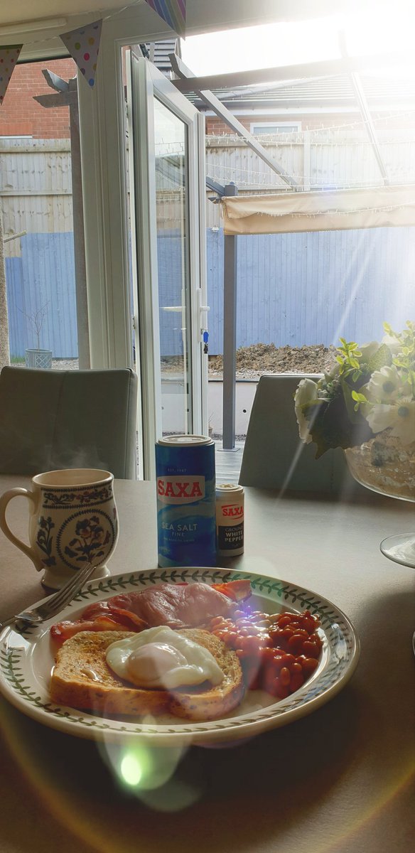 Samanthawinnet1's tweet photo. My day off .. #outdoors #alfresco #thursdaymorning #thursdayvibes #freshair #breakfast @portmeirionSHOP #saxasalt https://t.co/JI7dEAZ66X