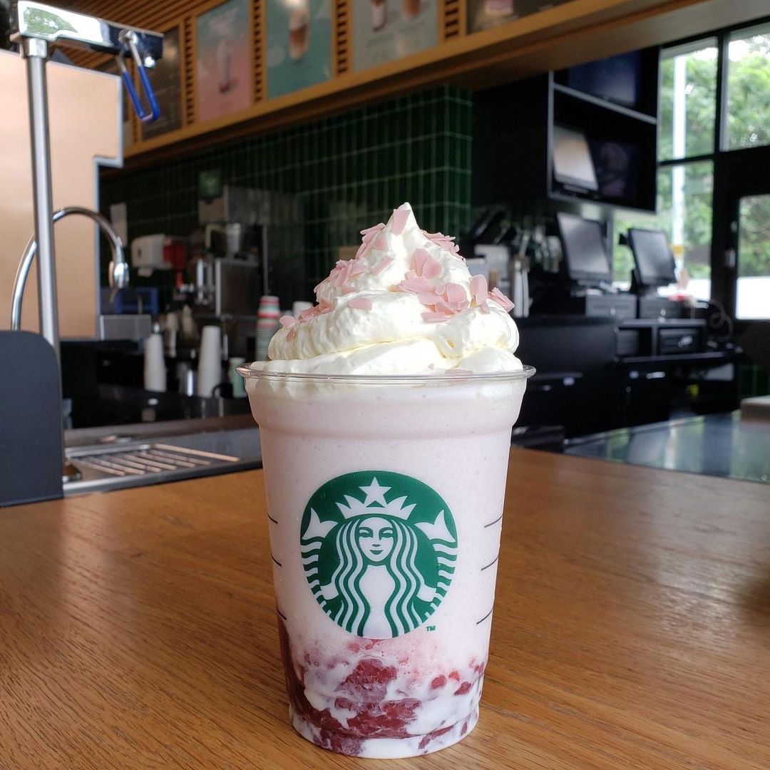 RajaCuti's tweet photo. Starbucks ada air baru lagi lah!! 😍 Sakura Blossom Strawberry Frappuccino yang viral tu finally dah landed kat Malaysia! 🌸🍓

📍 Starbucks 

Sumber : Makansedapjohor

#RajaCuti #RCTheGreatest #Foodhunting #Desserthunting #Dating https://t.co/xwUcSFBMvp