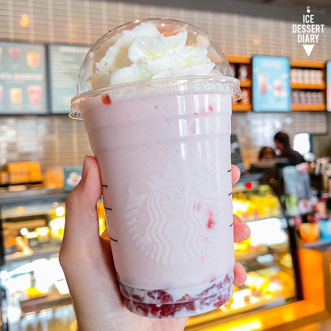 RajaCuti's tweet photo. Starbucks ada air baru lagi lah!! 😍 Sakura Blossom Strawberry Frappuccino yang viral tu finally dah landed kat Malaysia! 🌸🍓

📍 Starbucks 

Sumber : Makansedapjohor

#RajaCuti #RCTheGreatest #Foodhunting #Desserthunting #Dating https://t.co/xwUcSFBMvp
