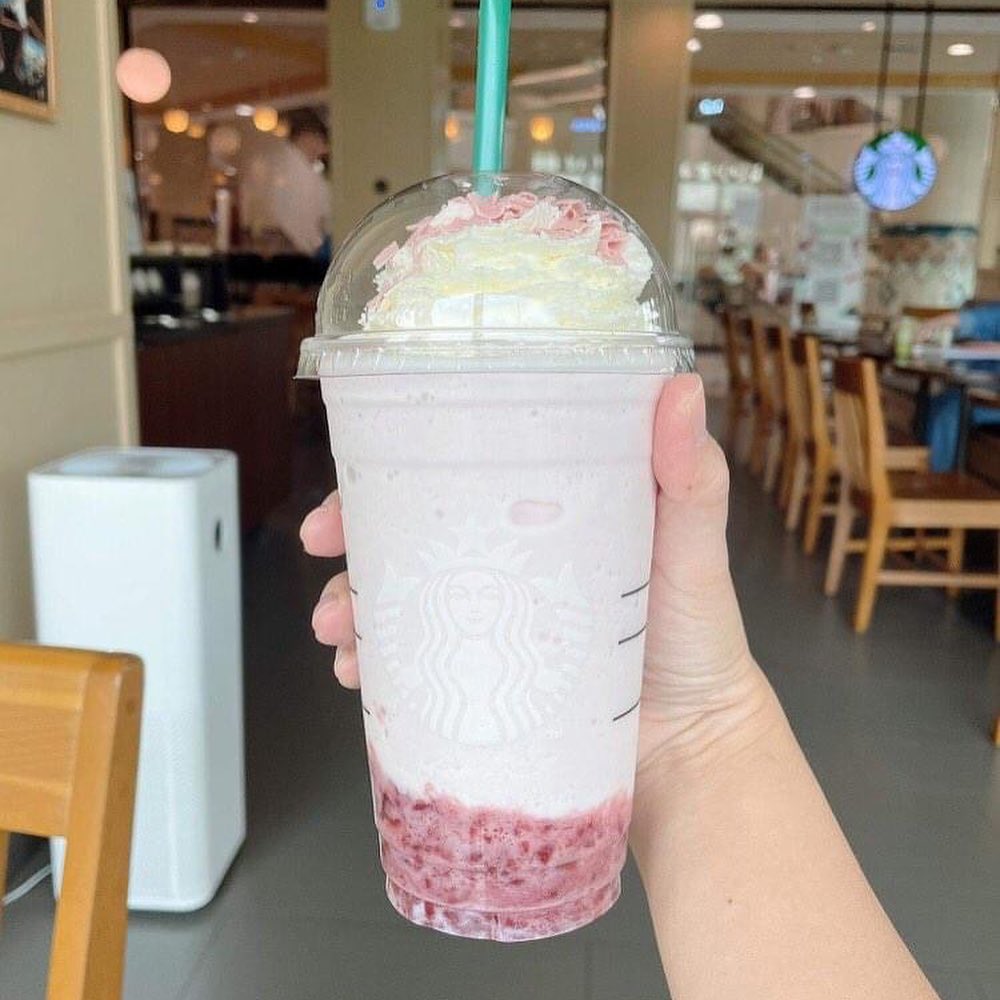 RajaCuti's tweet photo. Starbucks ada air baru lagi lah!! 😍 Sakura Blossom Strawberry Frappuccino yang viral tu finally dah landed kat Malaysia! 🌸🍓

📍 Starbucks 

Sumber : Makansedapjohor

#RajaCuti #RCTheGreatest #Foodhunting #Desserthunting #Dating https://t.co/xwUcSFBMvp