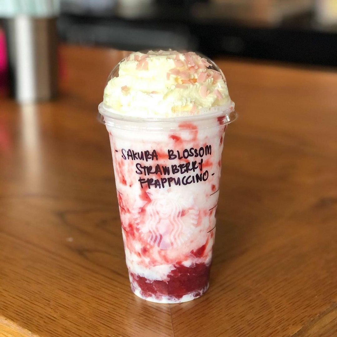 RajaCuti's tweet photo. Starbucks ada air baru lagi lah!! 😍 Sakura Blossom Strawberry Frappuccino yang viral tu finally dah landed kat Malaysia! 🌸🍓

📍 Starbucks 

Sumber : Makansedapjohor

#RajaCuti #RCTheGreatest #Foodhunting #Desserthunting #Dating https://t.co/xwUcSFBMvp