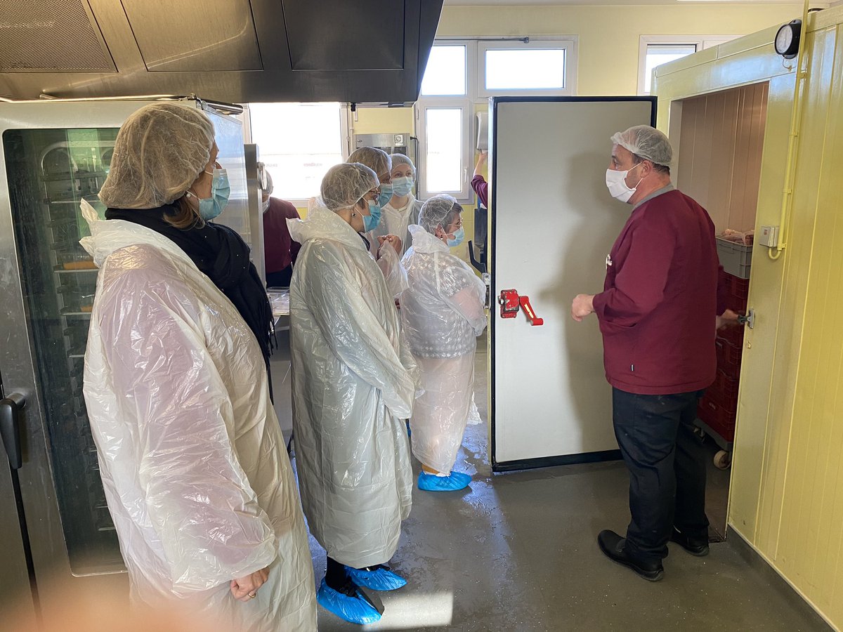 clangouet2017's tweet photo. Visite de la Cuisine Centrale de @cosse_le_vivien par des élus, agents et représentants des parents d’élèves de #Cuillé #PaysdeCraon #CircuitsCourts #Bio #EGAlim #Mutualisation @53Reseau @ChambagriPdL @lamayenne @Prefet53 @j_gourault https://t.co/GlB9DEBG3L