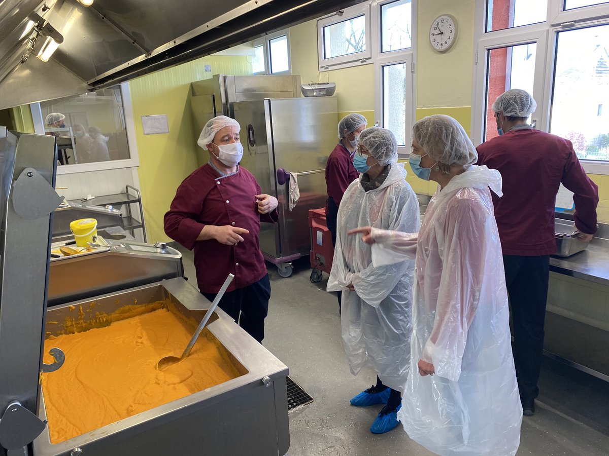 clangouet2017's tweet photo. Visite de la Cuisine Centrale de @cosse_le_vivien par des élus, agents et représentants des parents d’élèves de #Cuillé #PaysdeCraon #CircuitsCourts #Bio #EGAlim #Mutualisation @53Reseau @ChambagriPdL @lamayenne @Prefet53 @j_gourault https://t.co/GlB9DEBG3L