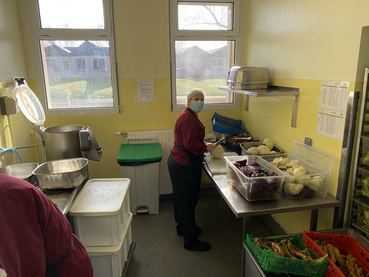 clangouet2017's tweet photo. Visite de la Cuisine Centrale de @cosse_le_vivien par des élus, agents et représentants des parents d’élèves de #Cuillé #PaysdeCraon #CircuitsCourts #Bio #EGAlim #Mutualisation @53Reseau @ChambagriPdL @lamayenne @Prefet53 @j_gourault https://t.co/GlB9DEBG3L
