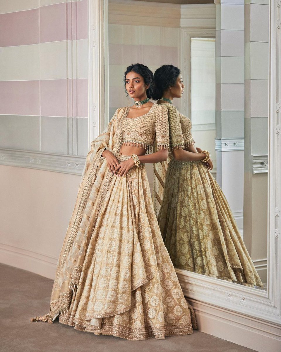 Let’s brighten up the morning with some incredible Tarun ✨ - just look at the decadence 😍  #morningmessage #asianbridal #indianfashion #indiancouture