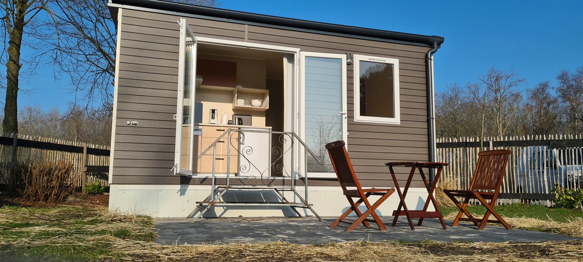 De natuur ontwaakt uit de winterslaap. Wordt wakker door een vogelconcert en geniet in de ochtendzon van een heerlijk ontbijtje op het terras van je huur accommodatie. Boek nu dit mini-chalet v.a. 55 euro per nacht.