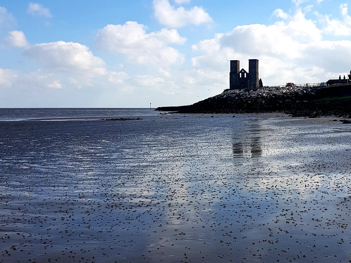TrebleB's tweet image. I love an old ruin on a sunny walk #reculver #reculvertowers #reculverbeach