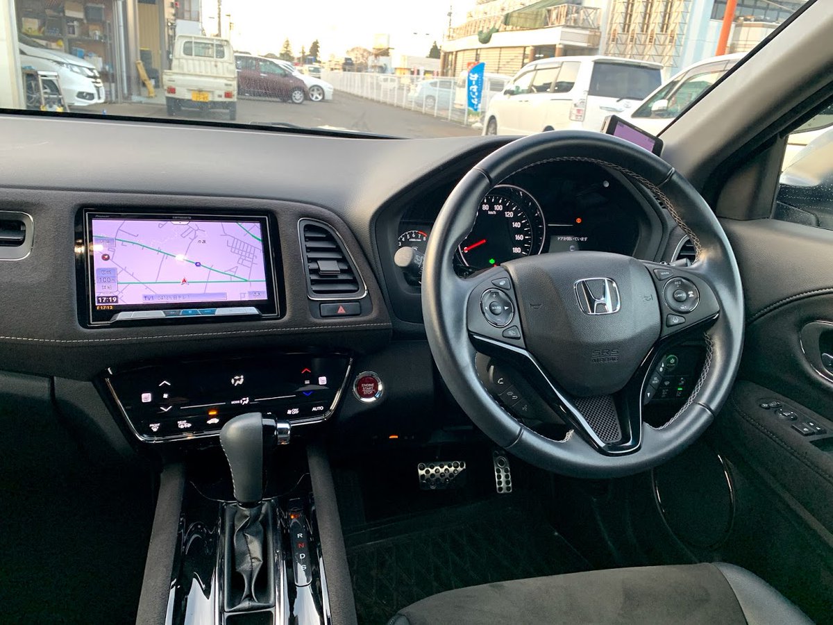 daitokucar1's tweet photo. 人気のホンダヴェゼルが入荷しました💁‍♂️
平成29年式で距離は3.3万キロ、車検は令和4年9月まで、人気のパールホワイトでLEDヘッドライト、社外ナビ、地デジTV、バックカメラ、ETC、クルーズコントロ��ル、シートヒーターと装備も充実です🙆‍♂️
気になる車両本体価格は193.8万円です‼️ https://t.co/EktBs5r5LK