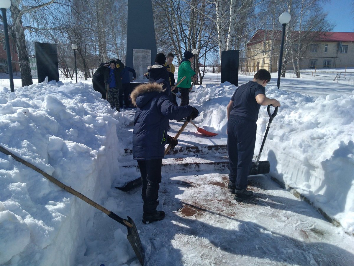 Alakaevkaschool's tweet photo. Волонтёры детского объединения "Импульс" ГБОУ СОШ с. Алакаевка привели в порядок территорию Обелиска. Молодцы! Спасибо! https://t.co/m1GckttA57