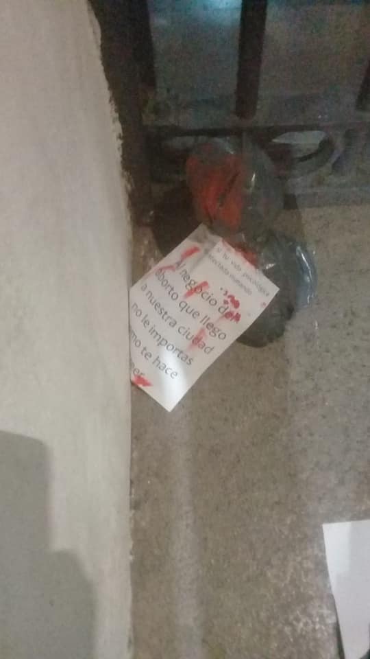 Vanessa_Lerner's tweet photo. RIO CUARTO
Anticipo de @diarioOtroPunto 
MACABRO Y VIOLENTO MENSAJE: Colocaron bolsas negras, con pintura roja y carteles contra el ABORTO LEGAL, en los ingresos de la Municipalidad, el Concejo y el PAMI. https://t.co/PCAz238Dif