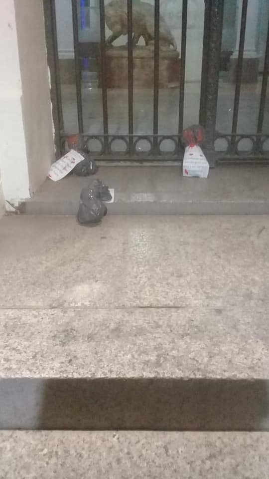 Vanessa_Lerner's tweet photo. RIO CUARTO
Anticipo de @diarioOtroPunto 
MACABRO Y VIOLENTO MENSAJE: Colocaron bolsas negras, con pintura roja y carteles contra el ABORTO LEGAL, en los ingresos de la Municipalidad, el Concejo y el PAMI. https://t.co/PCAz238Dif