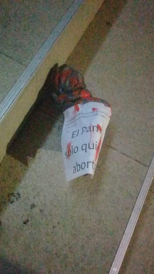 Vanessa_Lerner's tweet photo. RIO CUARTO
Anticipo de @diarioOtroPunto 
MACABRO Y VIOLENTO MENSAJE: Colocaron bolsas negras, con pintura roja y carteles contra el ABORTO LEGAL, en los ingresos de la Municipalidad, el Concejo y el PAMI. https://t.co/PCAz238Dif