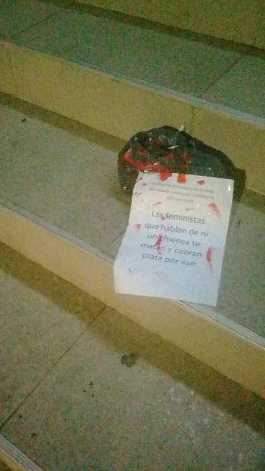 Vanessa_Lerner's tweet photo. RIO CUARTO
Anticipo de @diarioOtroPunto 
MACABRO Y VIOLENTO MENSAJE: Colocaron bolsas negras, con pintura roja y carteles contra el ABORTO LEGAL, en los ingresos de la Municipalidad, el Concejo y el PAMI. https://t.co/PCAz238Dif