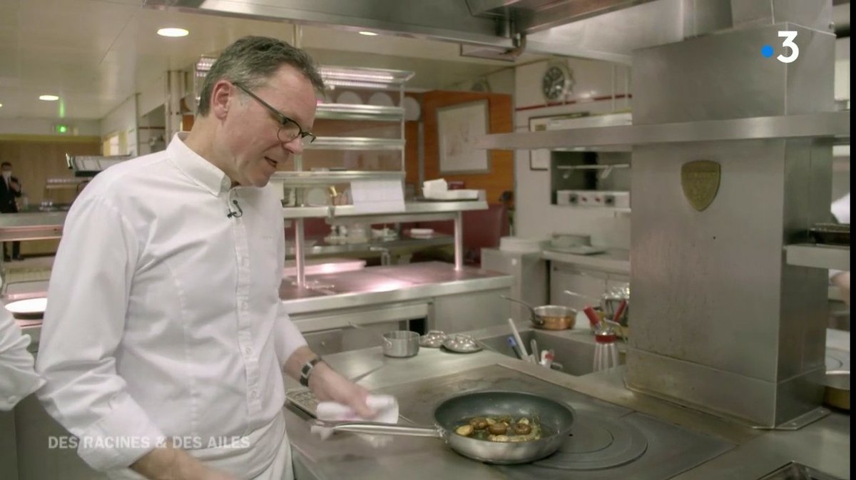 BernardLoiseau's tweet photo. Si vous avez manqué l'émission "Des racines & des ailes" spéciale #Bourgogne et la #recette du #chef étoilé #PatrickBertron du restaurant La Côte d'Or à #Saulieu, c'est ici (1:41:00) : https://t.co/BmZq4IgBcy https://t.co/JlLyo8rAV8