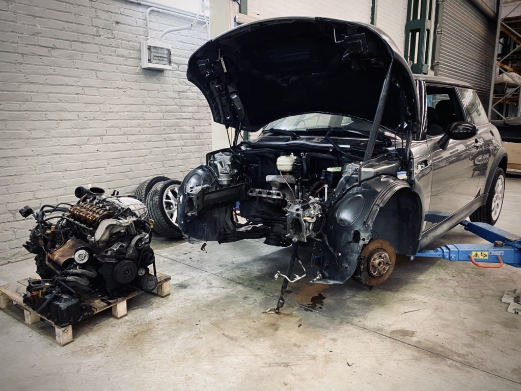 Number 1: removing the combustion engine ... to be continued!
#Mini #MiniR53 #R53 #MiniCooperS #MiniCooperR53 #MiniCooperSr53 #electricmini #newtron #retrofit #officinamarcord