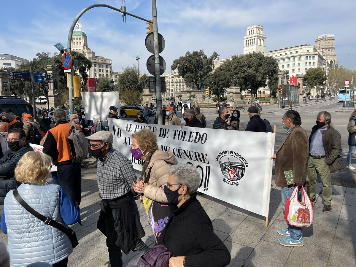 MPensionistabdn's tweet photo. Al crit de “bancos ladrones, no queremos planes de pensiones” o “avui treballadora, demà pensionistes” denunciem també des de #Badalona la política del @BancoDeEspana i del governador Pablo Hernández de Cos contra les pensionista. #NoPactoDeToledo #NoPlansPensions #Privats https://t.co/K6tw432Miy