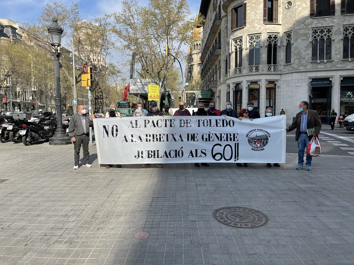 MPensionistabdn's tweet photo. Al crit de “bancos ladrones, no queremos planes de pensiones” o “avui treballadora, demà pensionistes” denunciem també des de #Badalona la política del @BancoDeEspana i del governador Pablo Hernández de Cos contra les pensionista. #NoPactoDeToledo #NoPlansPensions #Privats https://t.co/K6tw432Miy