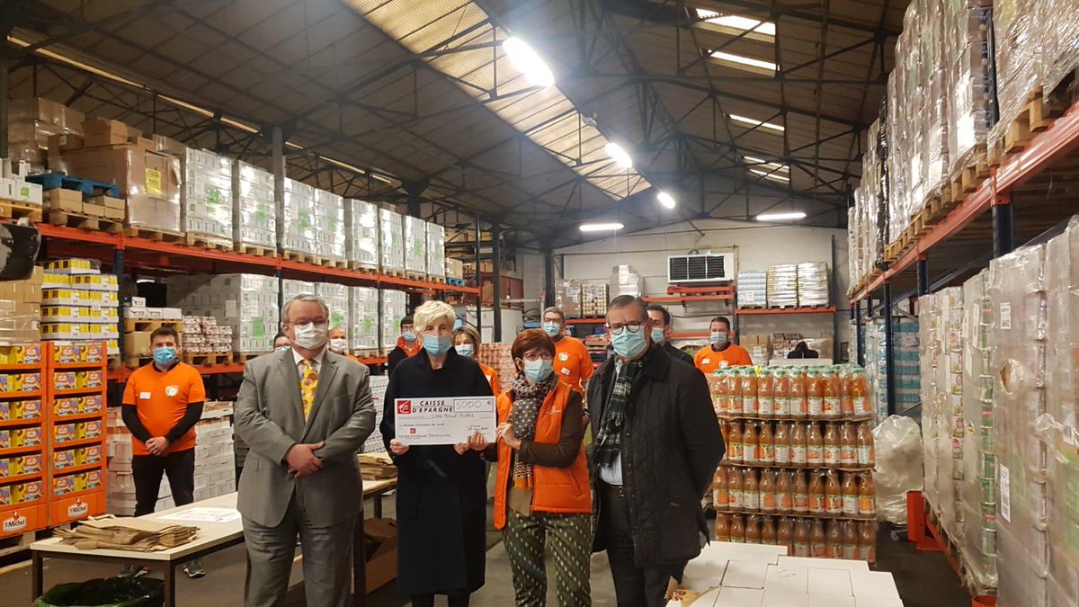 CE_LoireCentre's tweet photo. Engagés en faveur des #jeunes, nous poursuivons nos actions. ⬇️
 
@NEtchegoinberry, Pdte de la CE_LoireCentre remet un chèque de 5000€ à Monique Fantin, Pdte de la Banque Alimentaire du Loiret, pour aider les jeunes fragilisés par la crise.

#UtileEtSolidaire #aidonsnosetudiants https://t.co/5U0coo8mg4