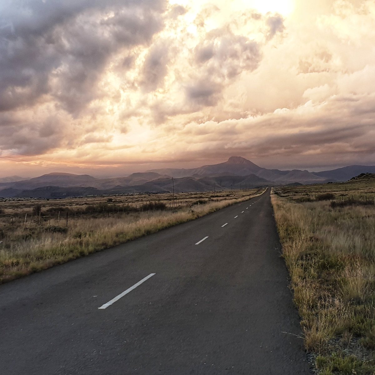 Karoo_stories's tweet photo. Beautiful colors #autumnsky
Road to #nieubethesda
#compassberg #skyporn #smalltown
Great time to visit us in the Karoo
#ECYours2explore
@KarooHeartland
@EC_Tourism
@Nieu_Bethesda ♥️ exploring #SouthAfrica @southafricauk #mountains #mountainview #mountainstones #shotleft https://t.co/ab5kYo4G39