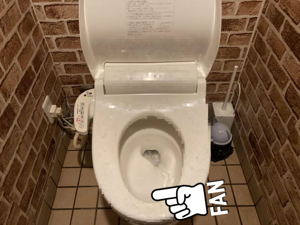 Zo_osan's tweet photo. 洋式トイレに座ったとき
前屈みで携帯触ってたら
高確率でち◯こ便座内の床に
当たるんやけど同じ人おる？笑 https://t.co/mWBBclvHHd