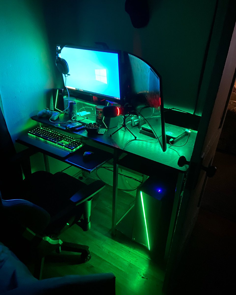 insanelynerdy89's tweet photo. @GFuelEnergy @GammaLabs @GFUELesports I for sure need this I just got a new setup and it would look way better paired up with this https://t.co/aDIMROLW6x