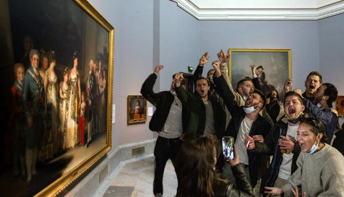 Un grupo de turistas cantando en la calle después de salir de un bar cercano a la Puerta del Sol, justo cuando empezaba el toque de queda en Madrid. 
Foto: Olmo Calvo / El País
Primer fotomontaje: <a href="/JesusJPM/">Jesus P.M.</a> 
Segundo fotomontaje: <a href="/DolorsBoatella/">Dolors Boatella</a>