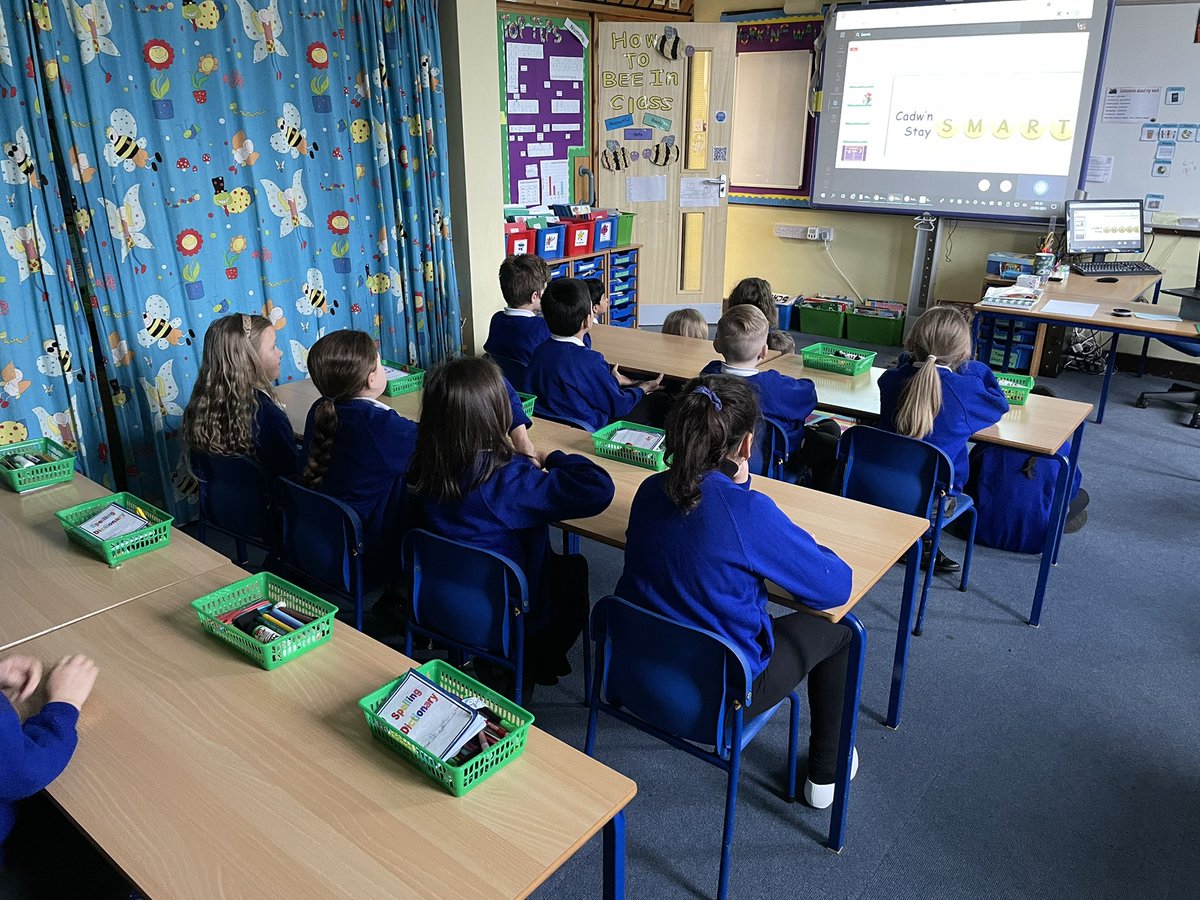 RhosdduSchool's tweet photo. Year 3 and 4 are having a virtual session delivered by PC Ellis. We are learning how to stay safe when online. 👮🏻 #northwalespolice #Stayingsafeonline https://t.co/6qOXRGjLzg