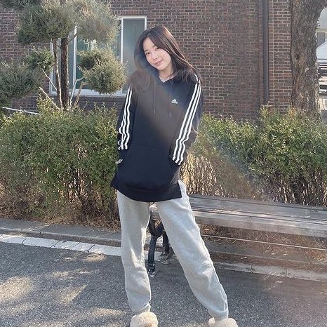 CLbCKDWbNioJrcC's tweet photo. チェギョンから🤗他のメンバーも続いていいんだよ😆
#April #Chakyung #윤채경 https://t.co/8DWdza9ai2