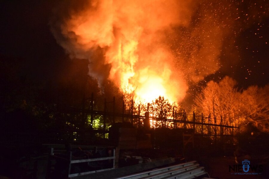 Grote brand verwoest schuur in Twijzel (video)..