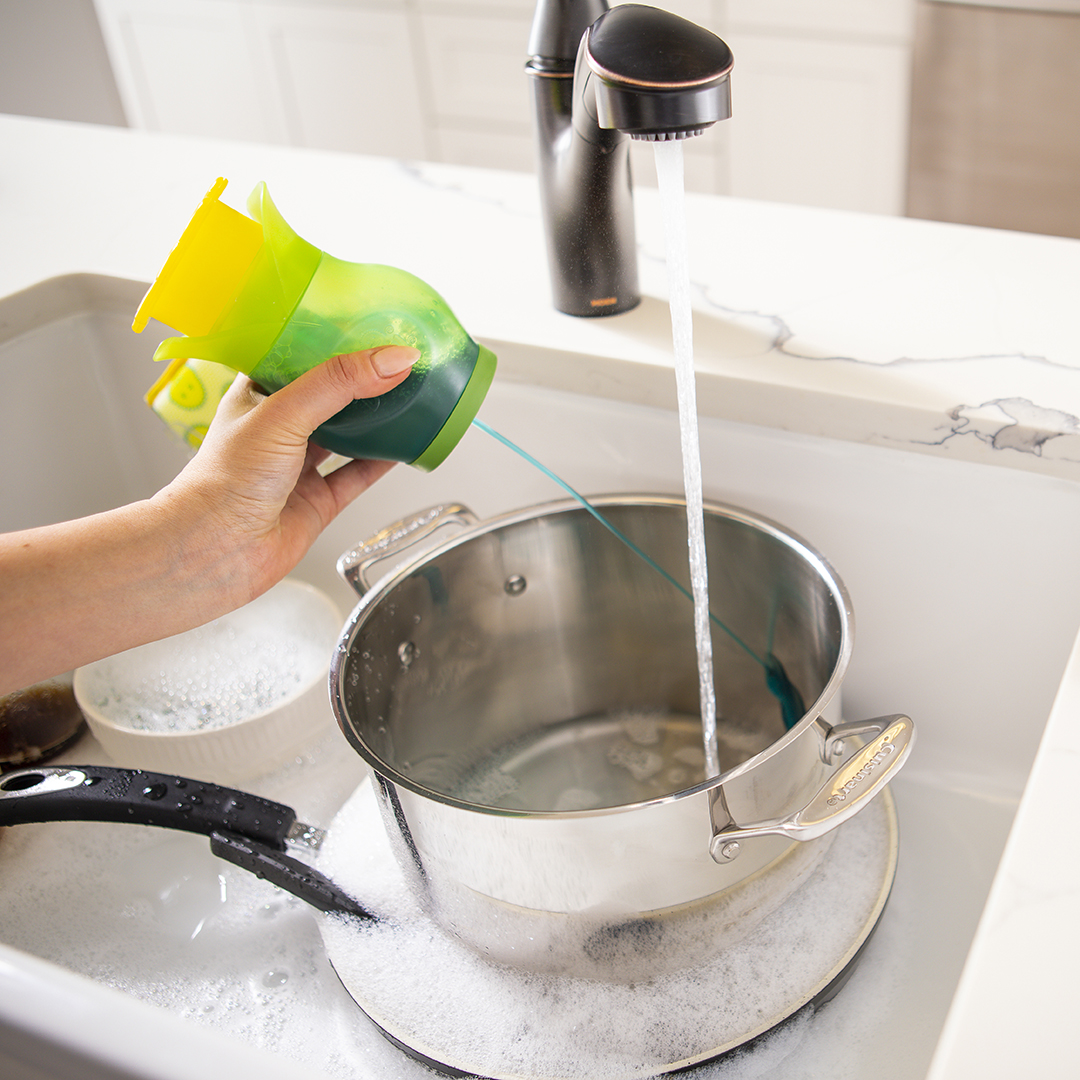 scrubdaddy_uk's tweet photo. Our Soap Daddy soap dispenser is dual action meaning it dispenses from the top and from the bottom for two ways to suds β¨ #SoapDaddy #ScrubDaddy #SoapDispenser #Soap #WashingUp #Hinchers #Hinching #MrsHinch #SpongeDaddy https://t.co/5SvVjCyiSW