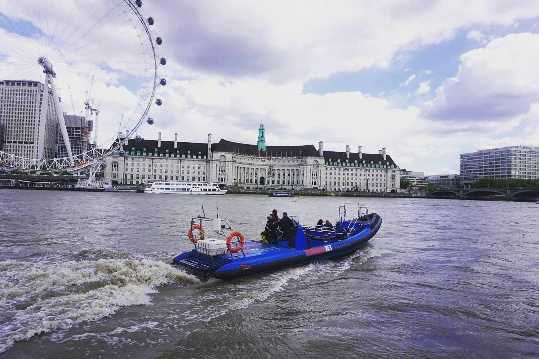 That's one way to take in the sights 😉 📷 
@ ruthimargulis
#thamesjet #adrenalinerush #thrill #riverthames #igerslondon #thames #speedboat #speed #london #UK #londonspeedboat #letsdolondon #outdoors