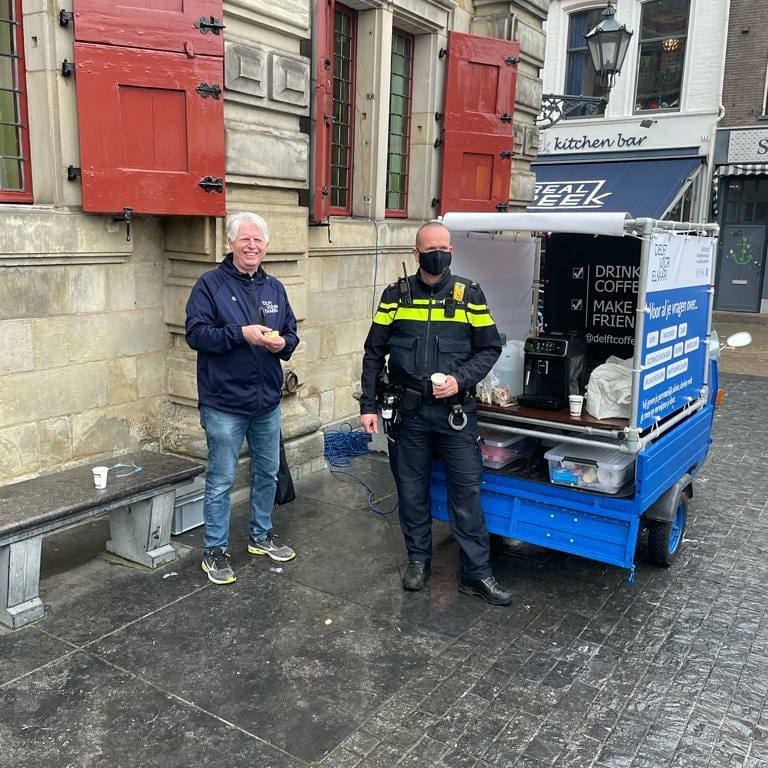 DelftCoffeeHub's tweet photo. Vandaag staan we op de markt in Delft voor het afscheid van wijkagent Leo van Hal. Dus als je hem kent kom dan snel! https://t.co/6GszvMAlQj