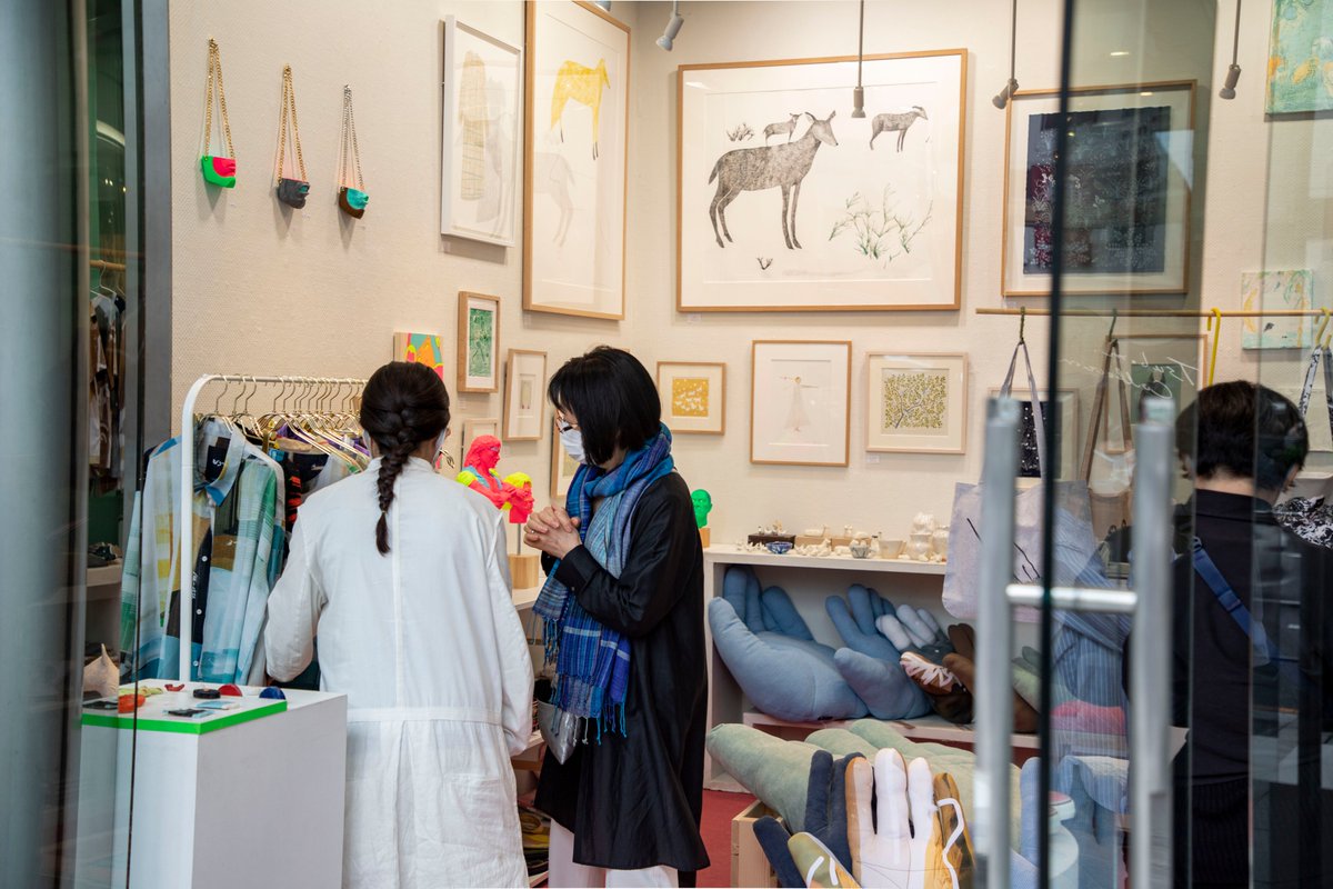 TokyoZokeiUniv's tweet photo. スパイラル(南青山)にて、本学に関係する様々な展示が開催中👏🛍️
🎈テキスタイルデザイン専攻領域・大学院修士課程デザイン研究領域 2020年度有志卒業制作・修士制作展「≠（ノット・イコール）」(3/28迄)
🎈鈴木マサルとむす美のふろしき(3/29迄)
🎈Tsubomi Collection Vol.5 Japan NEW ROOM(3/30迄) https://t.co/uEsPXj9Rk1