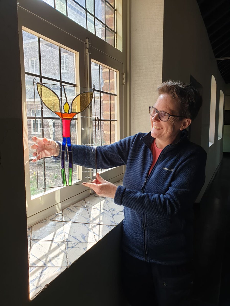 Gelukkig mogen wij nog altijd wandelaars, fietsers en pelgrims ontvangen en een verblijf plaats bieden. Mariette Pellegrom heeft ons gisteren dit mooie cadeau gegeven, als dank voor haar verblijf tijdens haar bijzondere #WalkofWisdom. Bedankt, Mariette! Hopelijk tot ziens😄.