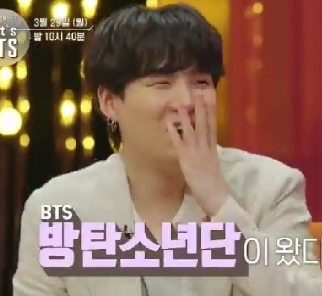 jiminvoguee's tweet photo. Look at his litol hands I'm crying 🥺 https://t.co/AkuVLH0Grz