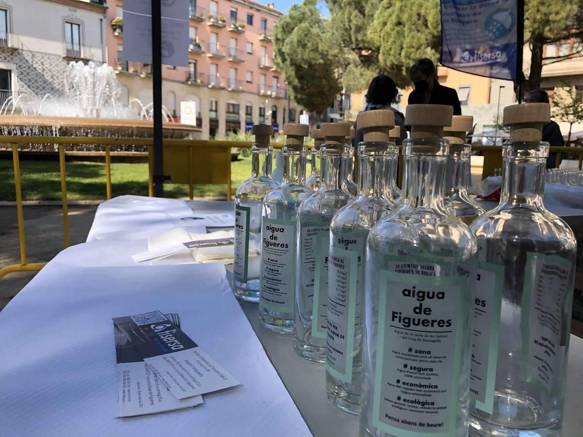 tramuntana_tv's tweet photo. #Figueres commemora el #DiaMundialAigua repartint un miler d’ampolles d’aigua de Figueres a la plaça de la Font Lluminosa #Fisersa @ajfigueres https://t.co/MSrzhJ29ek